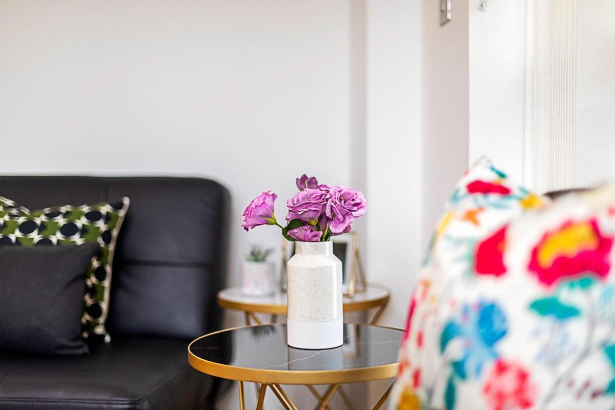 Trendy Queen'S Park Apartment With Views Across London Exteriör bild
